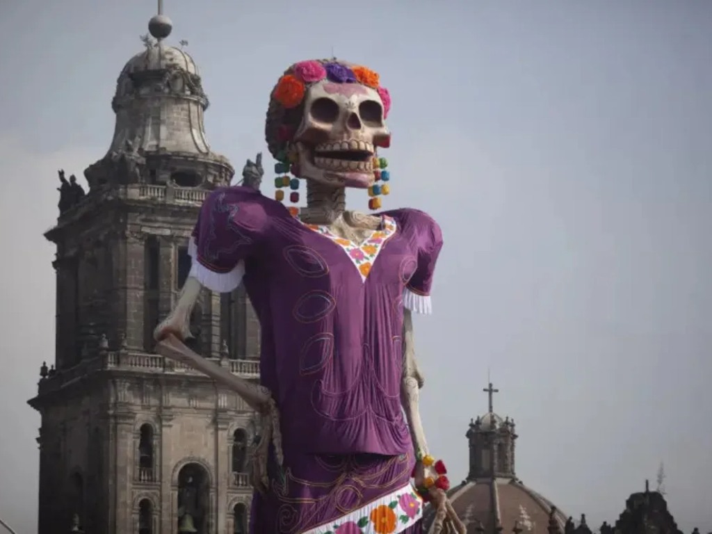 ¡La Catrina más grande del mundo! Monumental figura de 32 metros conquista la Ciudad de México