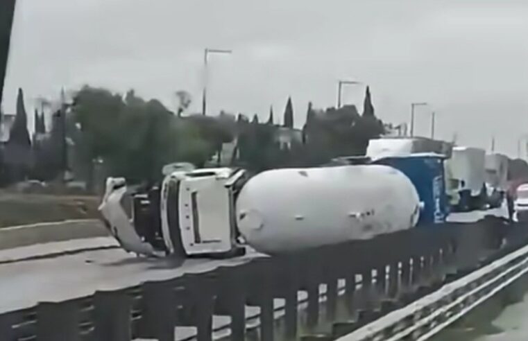 Vuelca pipa de gas en la autopista Puebla-Orizaba y cierran circulación