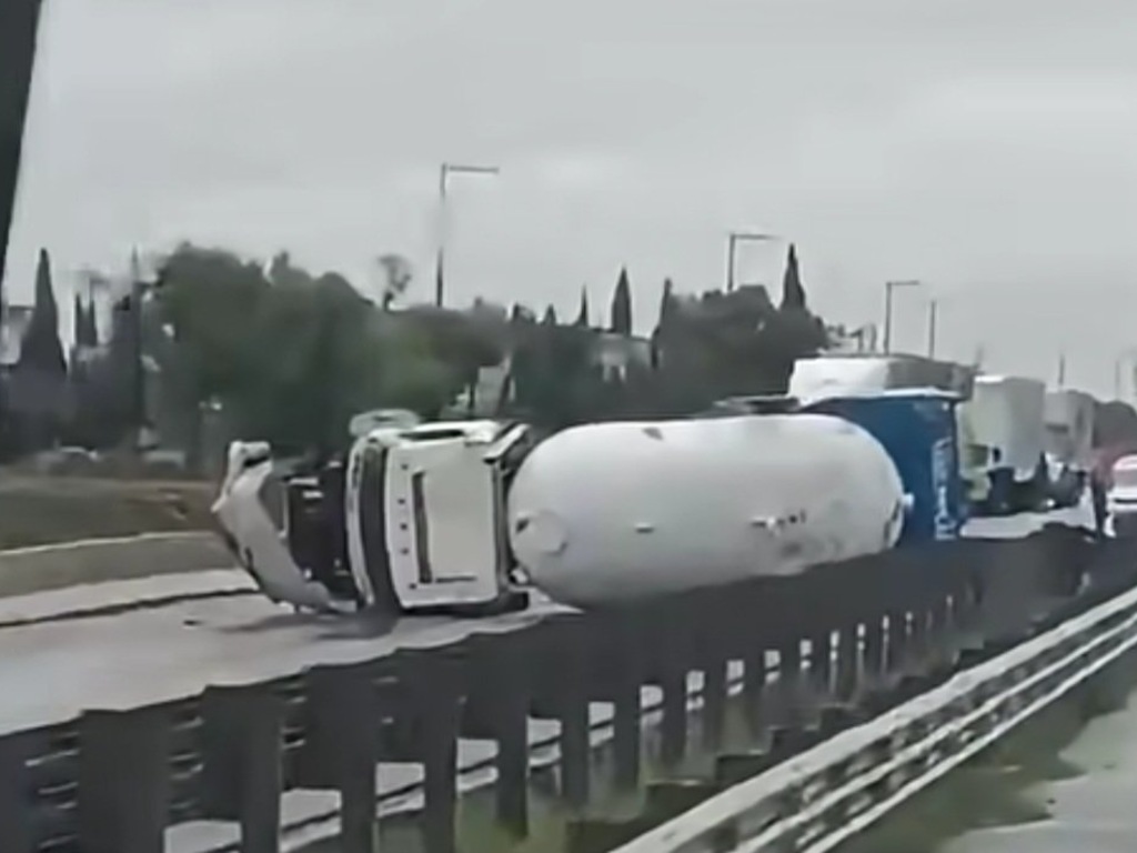 Vuelca pipa de gas en la autopista Puebla-Orizaba y cierran circulación