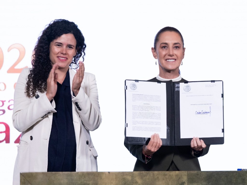 Sheinbaum firma decreto para proteger a menores en redes sociales; plataformas tendrán 30 días para cumplir