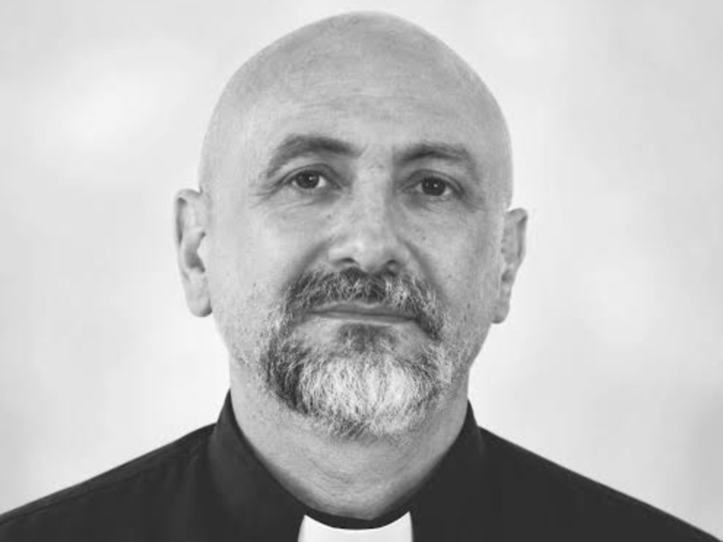 Tragedia en Ecuador: sacerdote muere durante una misa tras caerle una cruz encima