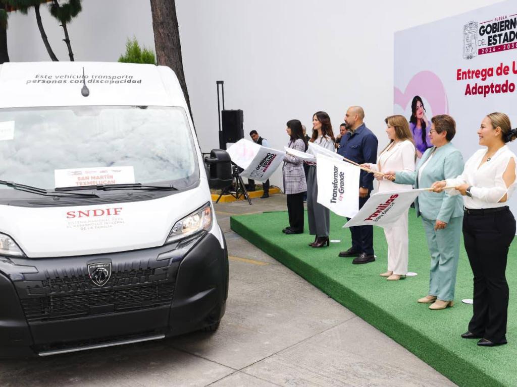 Ceci Arellano entrega cuatro unidades adaptadas en Puebla: invertirán 9.3 millones para mejorar traslados médicos