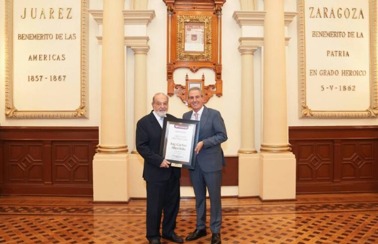Entrega Pepe Chedraui reconocimiento de Visitante Distinguido a Carlos Slim