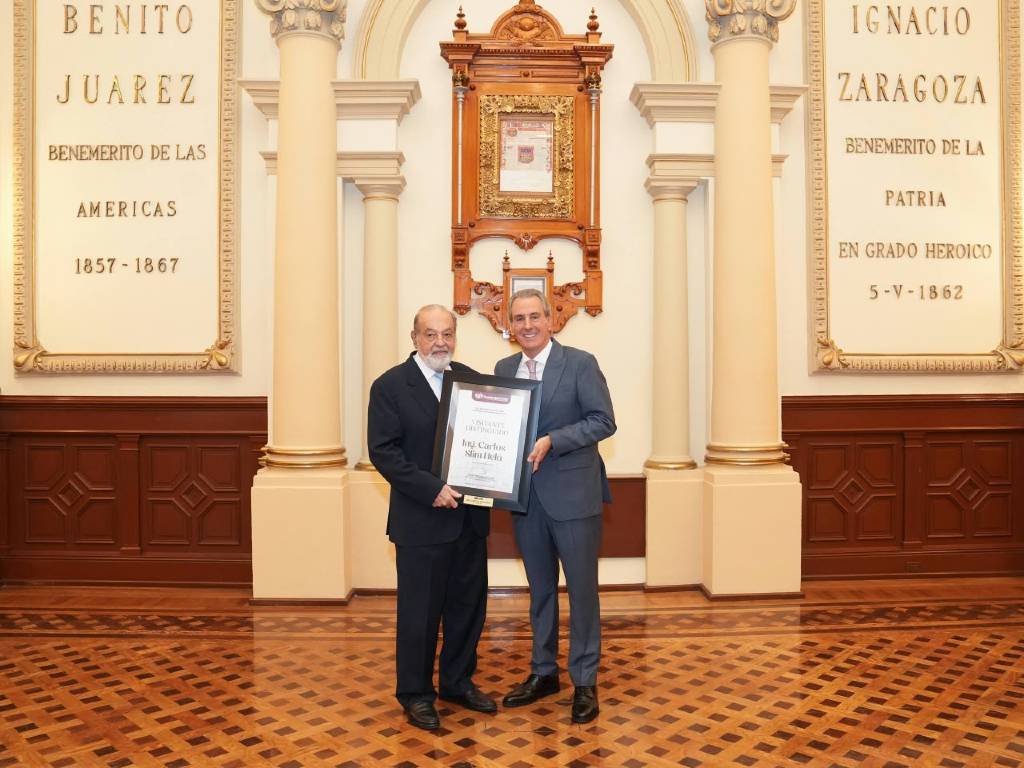 Entrega Pepe Chedraui reconocimiento de Visitante Distinguido a Carlos Slim